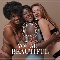 Visuel « You are beautiful » : trois femmes souriantes enlacées en sous-vêtements, sur fond beige
