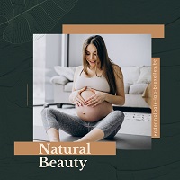 Visuel « Natural Beauty » : femme enceinte assise sur un canapé, les mains posées sur son ventre