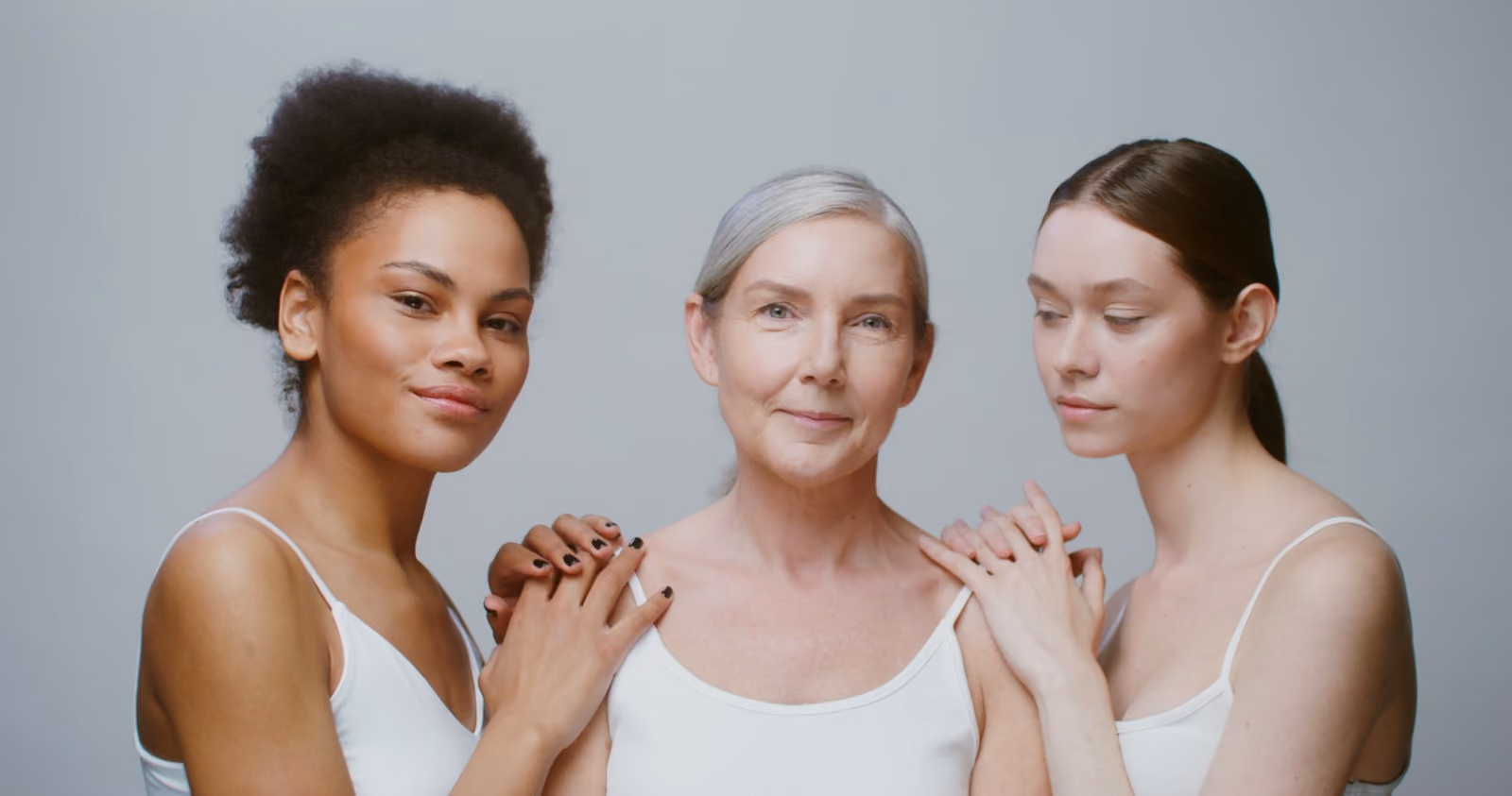 Femmes de différents âges côte à côte, du jeune adulte à la cinquantaine
