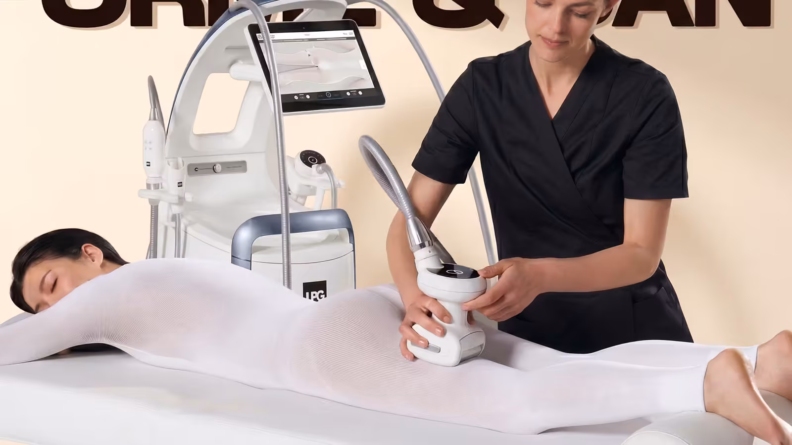 Cliente en combinaison Endermowear pendant une séance d'endermologie LPG